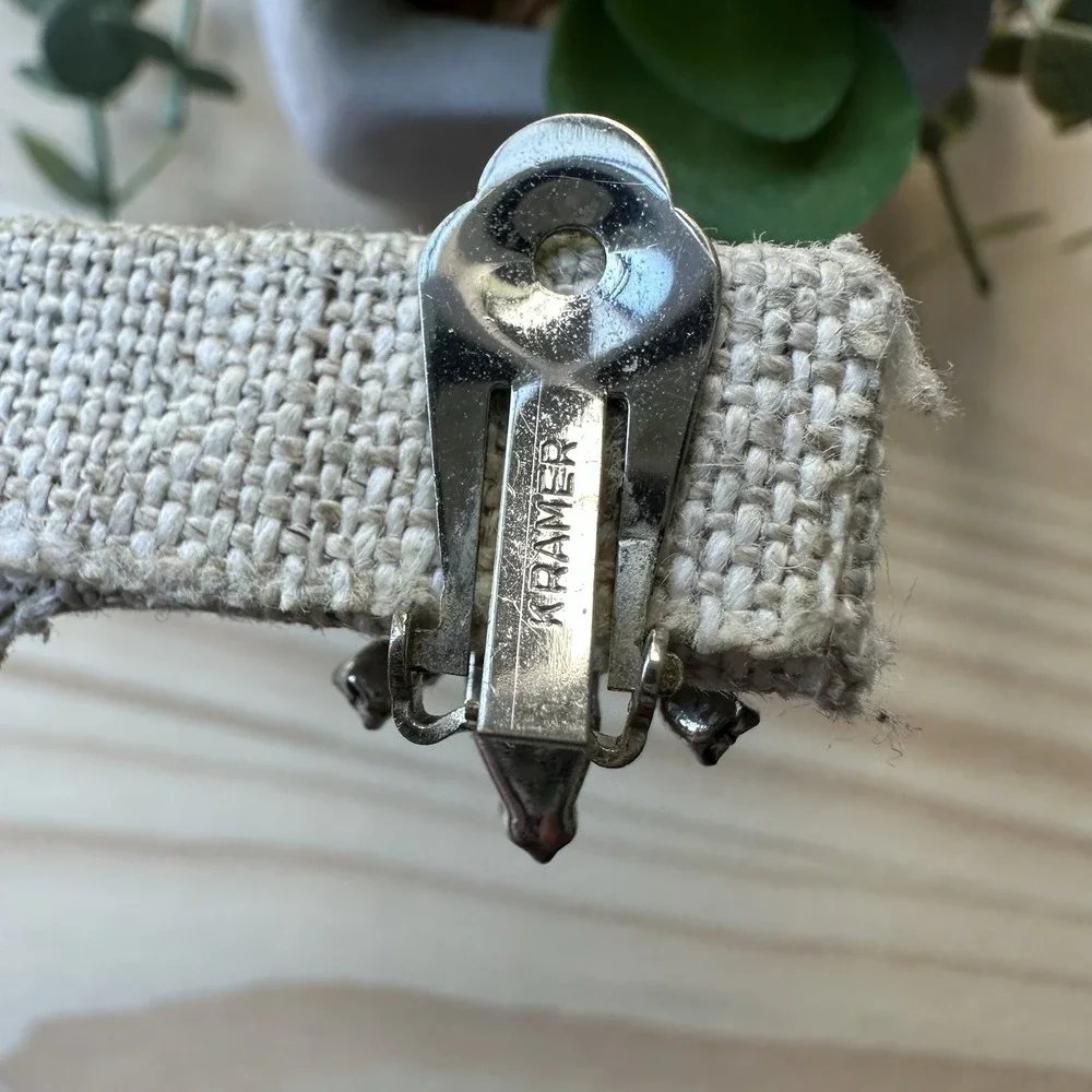 Vintage Kramer Starburst Clip Earrings 1 Inch Clear Crystal‎ Rhinestones Elegant
